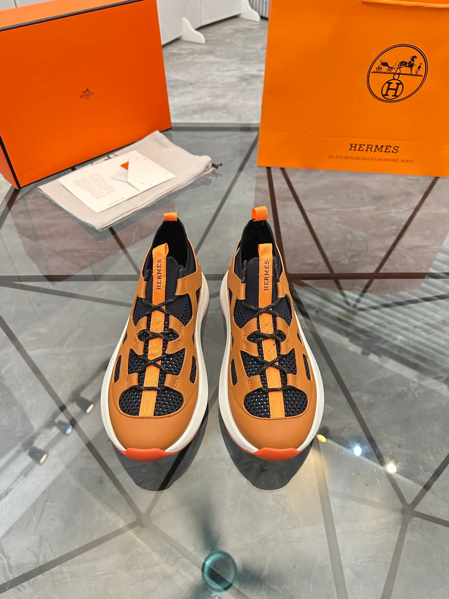 Men's shoes for sale 💰: 💰P660¥ High-end top quality Product trademark: Hermes *"Hermès*" low-top casual shoes Regular size: 38-45 (can be customized to 46) Product materials: upper imported first-layer cowhide stitched with original fabric, original rubber sheet, breathable lining, cowhide foot pads, original outsole. No.: 001